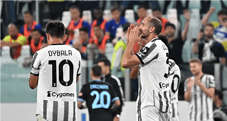 IL SALUTO DI CHIELLINI E DYBALA