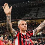Kjaer saluta la tifoseria al San Siro